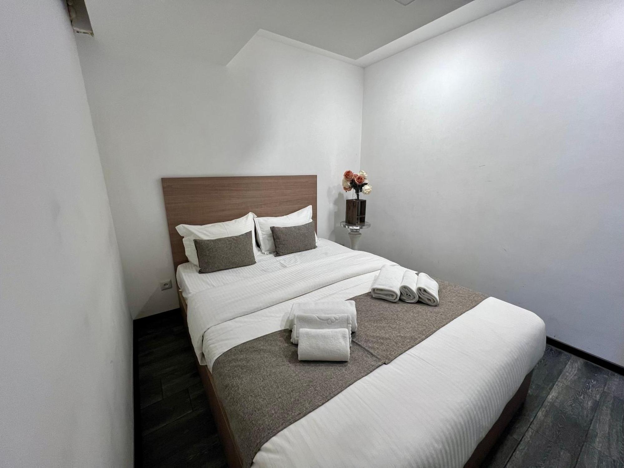 Yvn Tumanyan Apart-Hotel Jerevan Buitenkant foto