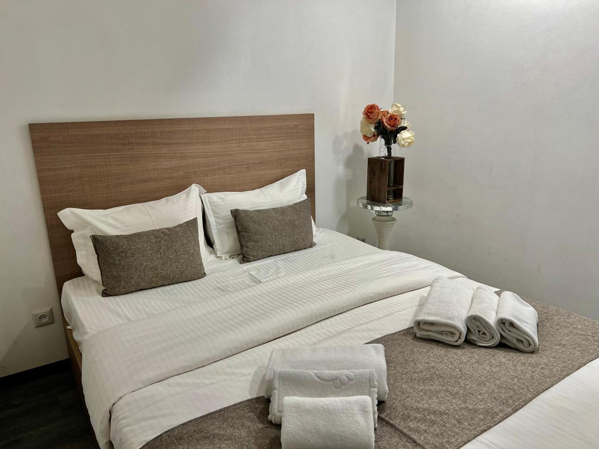 Yvn Tumanyan Apart-Hotel Jerevan Buitenkant foto