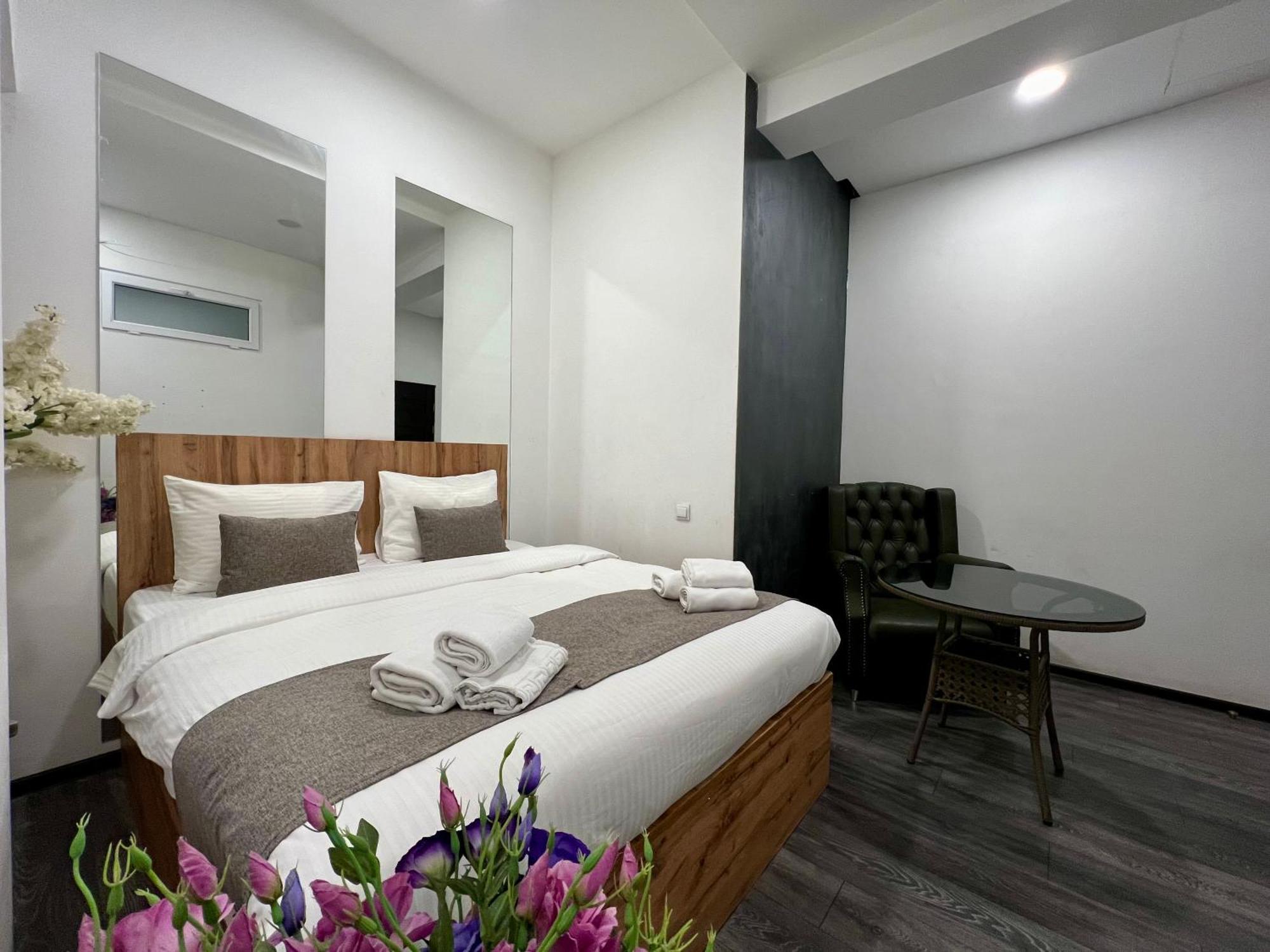Yvn Tumanyan Apart-Hotel Jerevan Buitenkant foto