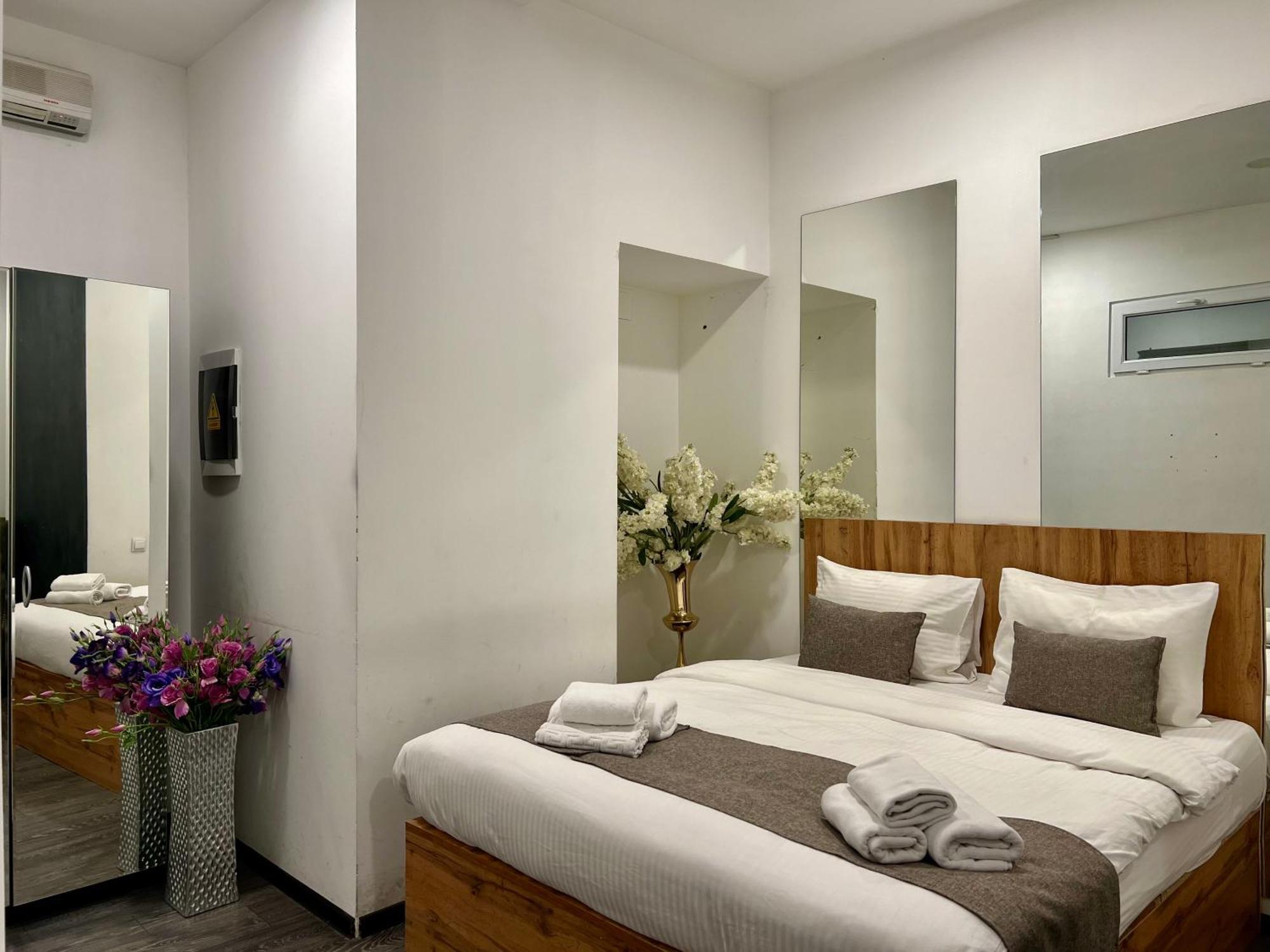 Yvn Tumanyan Apart-Hotel Jerevan Buitenkant foto