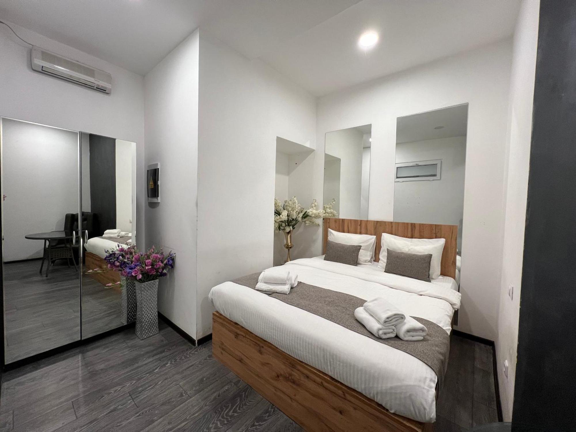 Yvn Tumanyan Apart-Hotel Jerevan Buitenkant foto
