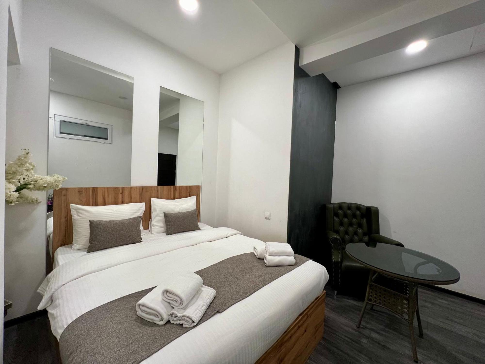 Yvn Tumanyan Apart-Hotel Jerevan Buitenkant foto