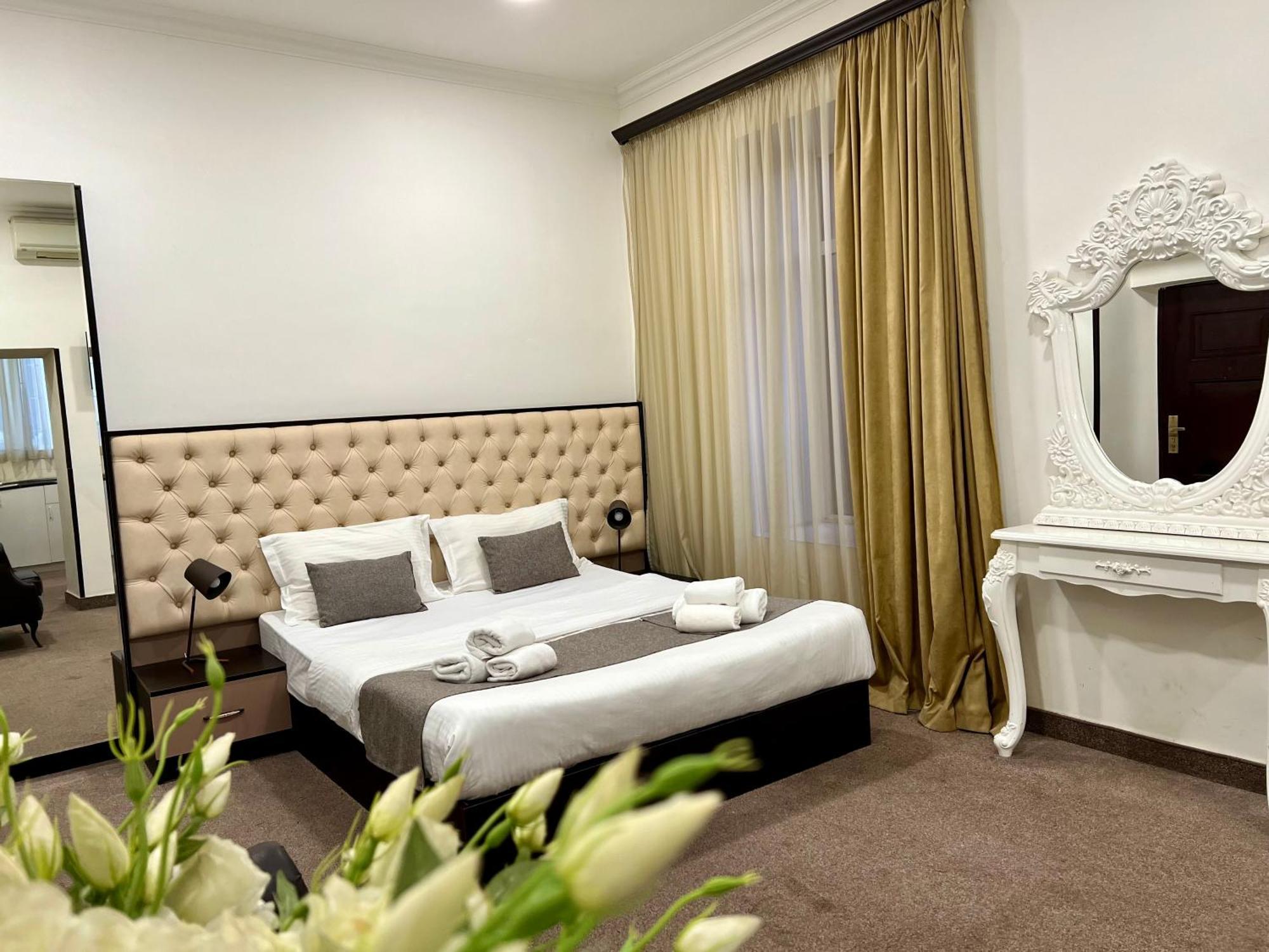 Yvn Tumanyan Apart-Hotel Jerevan Buitenkant foto