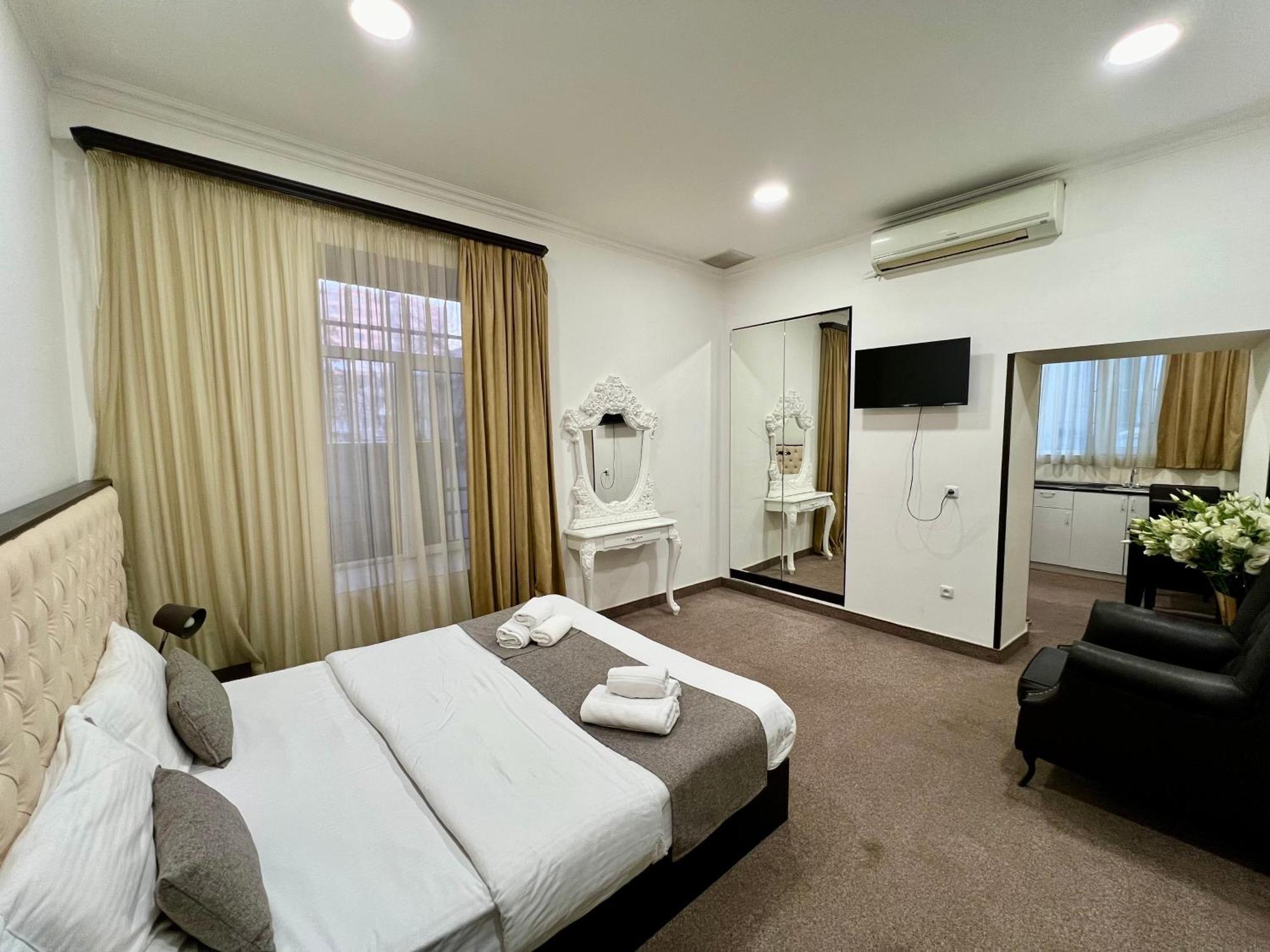 Yvn Tumanyan Apart-Hotel Jerevan Buitenkant foto